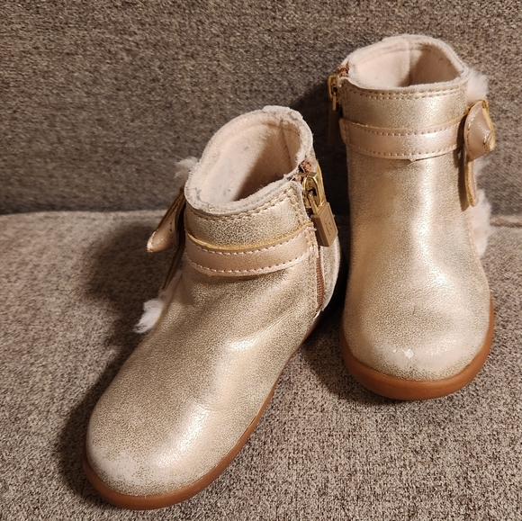 UGG Other - Uggs little girls size 7